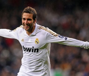 爱游戏官网-羽毛球赛场焦点！瑞士队对阵美国队，连胜纪录继续刷新，球队势不可挡